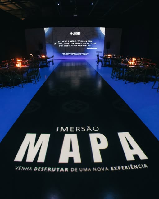 Salão do Insize Eventos com mesas e projeção